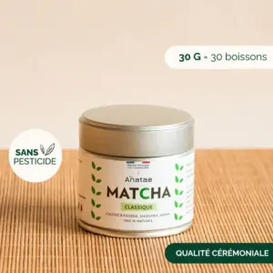 Anatae Classic matcha 30 g tin on bamboo mat with French product callouts