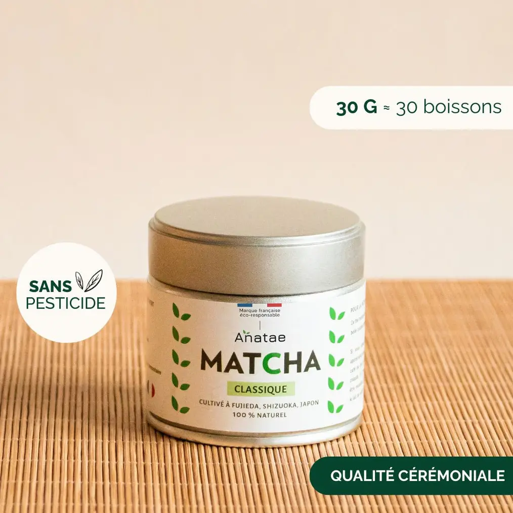 Anatae Classic matcha 30 g tin on bamboo mat with French product callouts