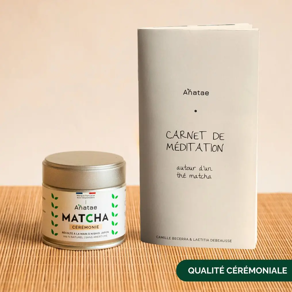 Anatae ceremonial matcha tin beside French-language meditation booklet