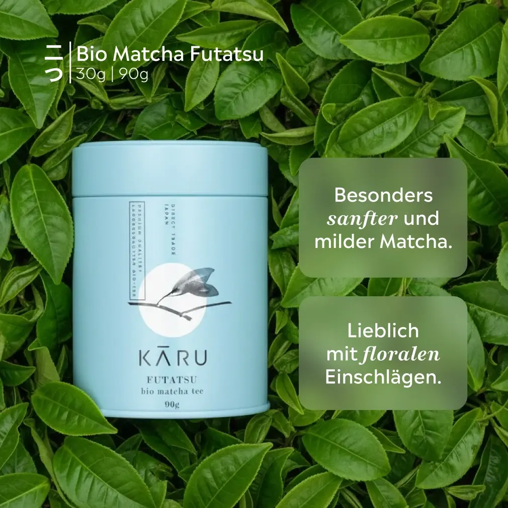Light blue Matcha Kāru Futatsu tin surrounded by green tea leaves with German promotional text