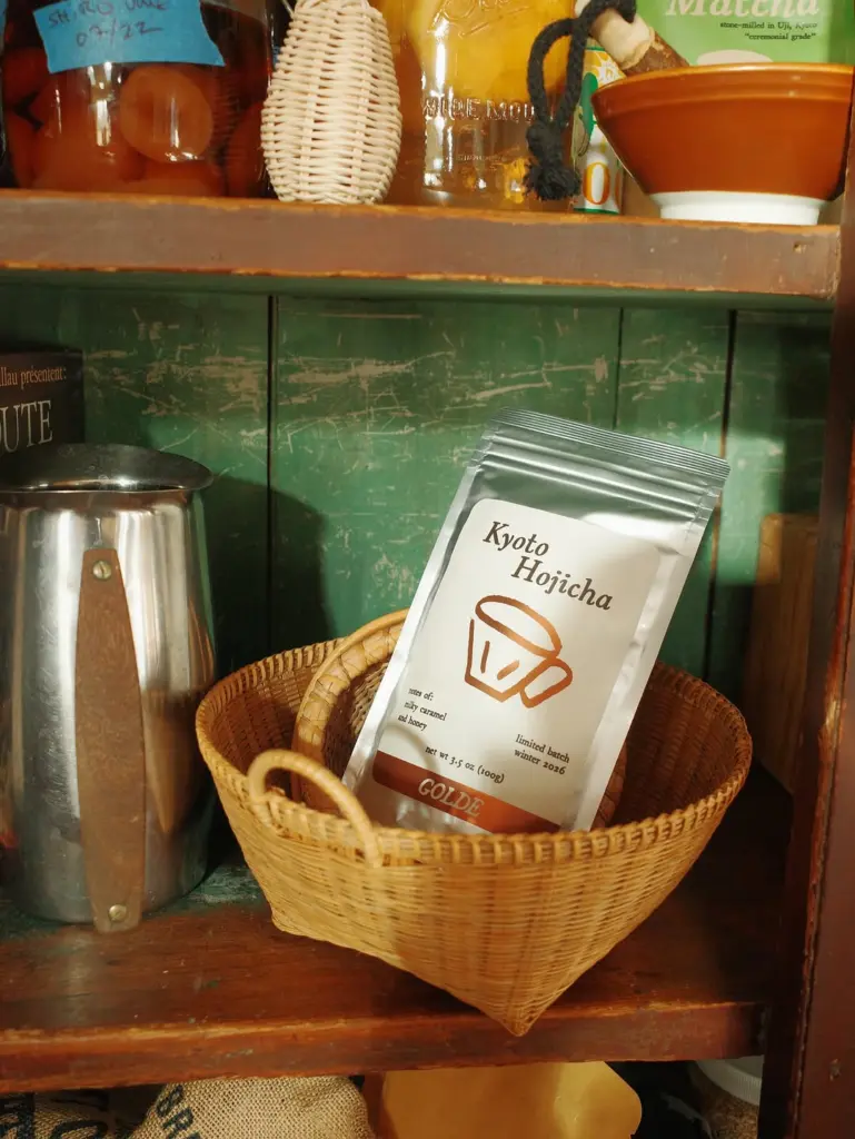 Close view of a Golde Kyoto Hojicha pouch in a woven basket