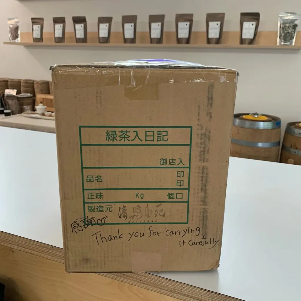 Cardboard shipping box with Japanese text and a handwritten thank-you note